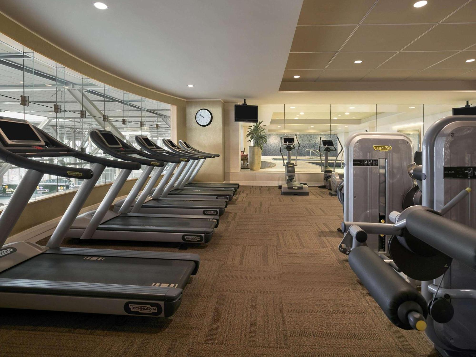 Fairmont Vancouver Airport In-Terminal Hotel Richmond Exterior photo The gym at the Westin