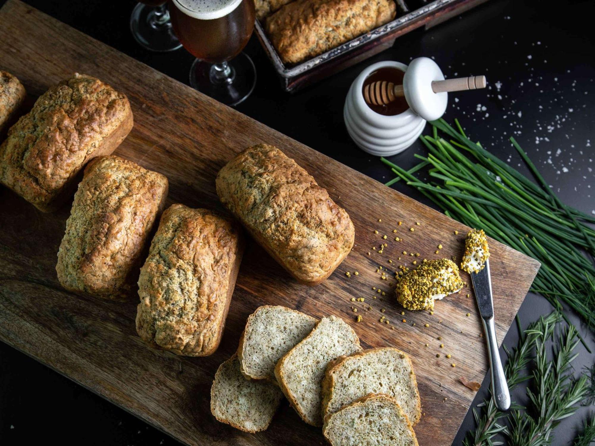 Fairmont Vancouver Airport In-Terminal Hotel Richmond Exterior photo Beer bread